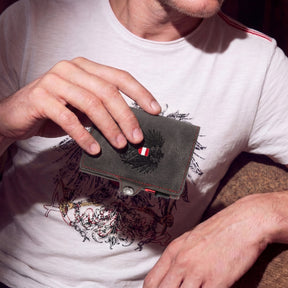 Adler Smart Wallet Trifold mit Karten-Pop-Up Funktion aus Echtleder