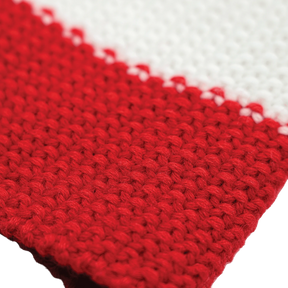 Rot-weiß-rote Strickmütze