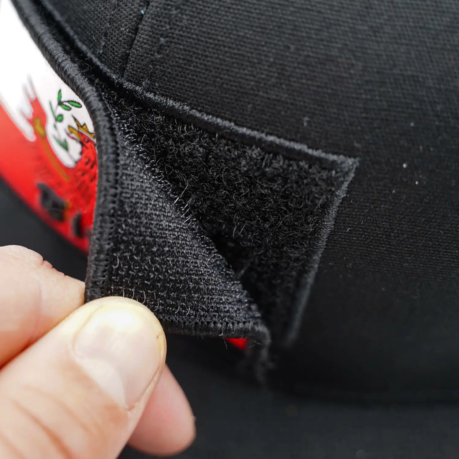 COME APPLICARE UNA PATCH AD UNA MAGLIA